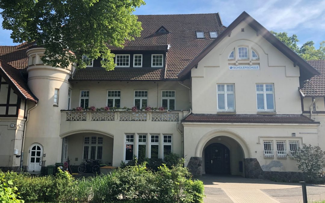 Pinneberg im Frühling – Das ehemalige Gutshaus und die heutige Schülerschule in Waldenau