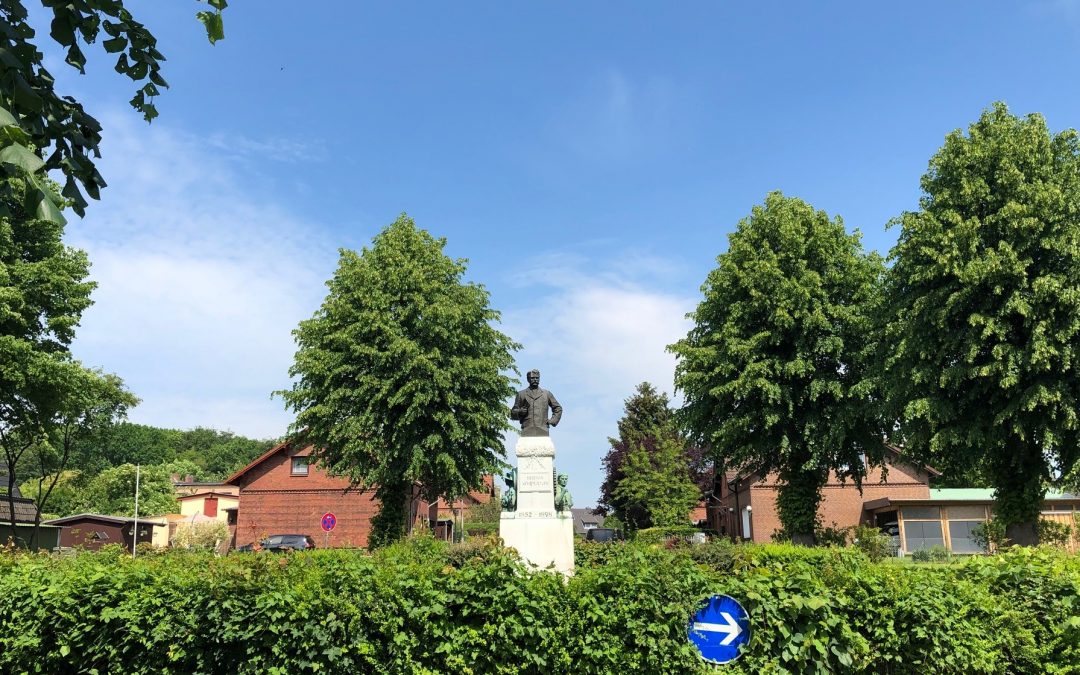 Pinneberg im Frühling: Das Herman-Wupperman-Denkmal